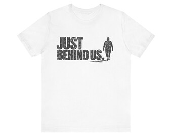 T-shirt « Juste derrière nous » | T-shirt graphique sur l'histoire du sport | Russ History Co.