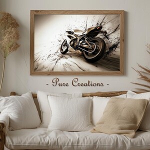 Può includere: Stampa incorniciata in seppia di una motocicletta. La motocicletta è angolata, mostrando la ruota posteriore e il design elegante su uno sfondo strutturato. La cornice in legno esalta l'appeal visivo dell'opera. Il testo "Pure Creations" è sotto.