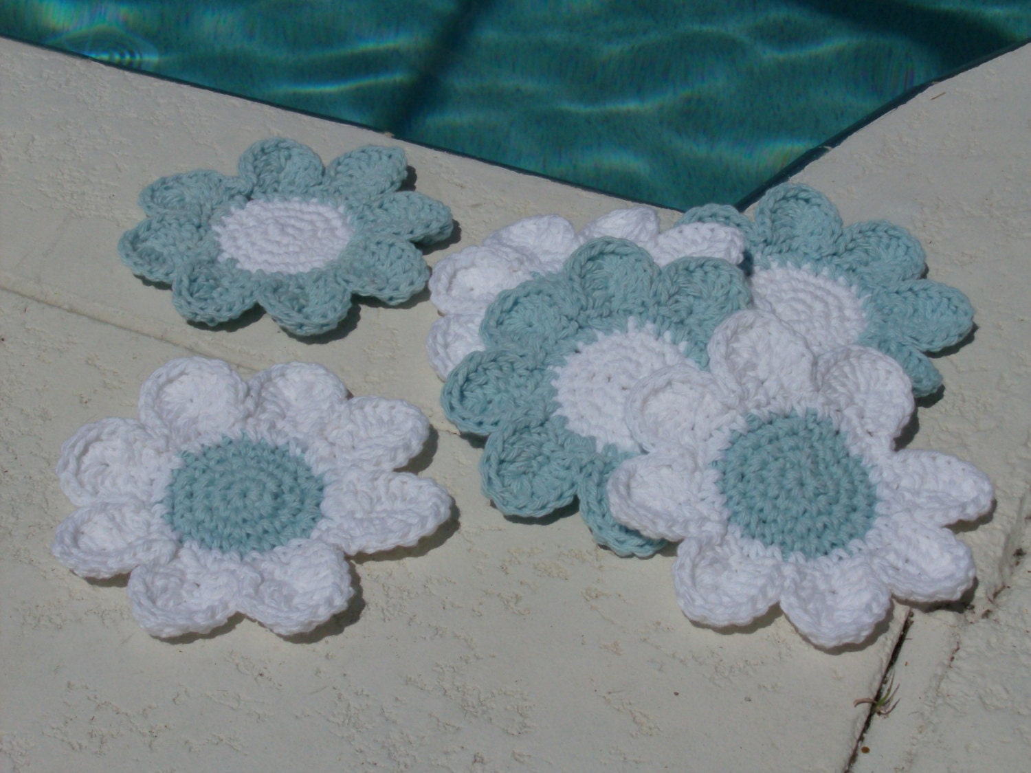 ensemble de 6 sous-verres marguerites au crochet, bleus et blancs. idéal pour votre barbecue estival bord la piscine. 4 juillet, crochet fait main