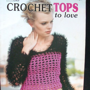 Crochet Tops to Love Leisure Arts ulotka 3806. 5 wzorów szydełkowych na damskie topy o unikalnym wzornictwie. Różne włóczki, poziom średniozaawansowany