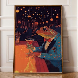 Puede incluir: Una rana vestida con un traje azul con pajarita y camisa blanca se sienta en un bar y bebe un cóctel. El bar está tenuemente iluminado con un cielo estrellado arriba.