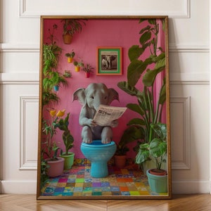 Op de afbeelding: Een ingelijste illustratie van een grijze olifant die op een blauw toilet zit en een krant leest. De olifant wordt omringd door potplanten in een roze kamer met een betegelde vloer.