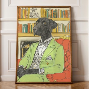 Puede incluir: Un perro negro con un traje verde y una corbata de lazo se sienta en un sillón rojo frente a una estantería. El perro mira hacia la derecha. La estantería está llena de libros y hay una chimenea detrás del perro.