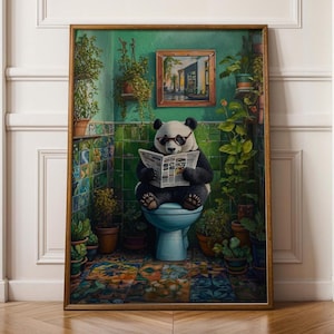 Op de afbeelding: Een ingelijst schilderij van een panda die een zonnebril draagt en een krant leest terwijl hij op een toilet zit in een badkamer met groene muren en betegelde vloeren. De badkamer is versierd met planten en bloemen.