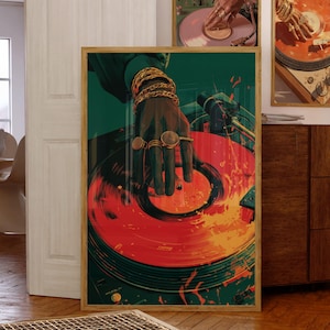 Könnte beinhalten: Ein gerahmter Kunstdruck mit einer Hand mit goldenem Schmuck, die einen Plattenspieler bedient. Das Kunstwerk verwendet eine kräftige Farbpalette aus Rot, Grün und Gold mit einem Retro-Stil. Weitere gerahmte Drucke sind im Hintergrund zu sehen.