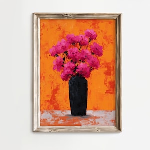 Pode incluir: Pintura emoldurada de uma natureza morta floral. A obra apresenta um vaso preto cheio de vibrantes flores cor-de-rosa sobre um fundo laranja texturizado. A base da pintura é uma superfície branca e cinza.