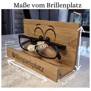 Bild mit den Maßen des Brillenhalters.Breit 16cm , Tief 6,2cm , Hoch 9cm.