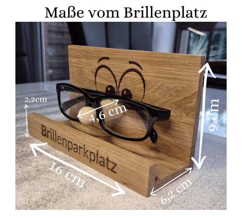Bild mit den Maßen des Brillenhalters.Breit 16cm , Tief 6,2cm , Hoch 9cm.