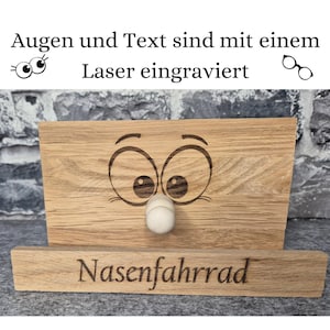 Hier wird das Nasenfahrrad gezeigt mit einem weiteren paar Augen zu sehen. Es stehen 3 verschiedene Augen zur Auswahl.