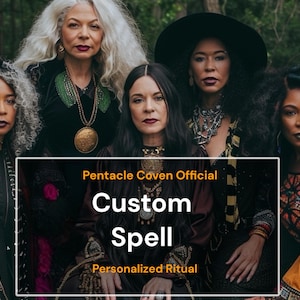 Può includere: Cinque persone con acconciature diverse e abbigliamento scuro, che indossano collane a strati e accessori decorati. Una cornice rettangolare bianca sovrappone il centro con il testo: Pentacle Coven Official, Custom Spell, Personalized Ritual.