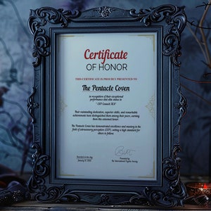 K&ouml;nnte beinhalten: Ein gerahmtes Zertifikat mit den Worten "Certificate of Honor" in roter Schrift. Das Zertifikat wird "The Pentacle Coven" pr&auml;sentiert und befindet sich in einem schwarzen, verzierten Rahmen. Der Hintergrund ist eine dunkle, stimmungsvolle Szene mit einer Kerze.
