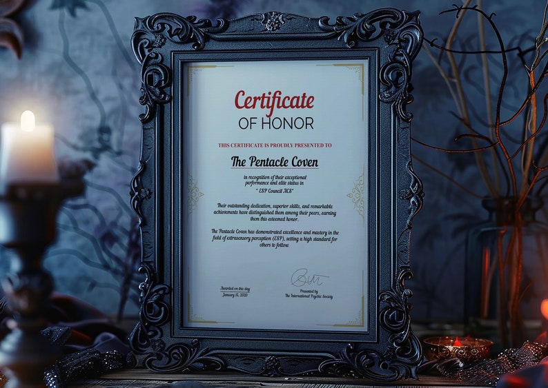 K&ouml;nnte beinhalten: Ein gerahmtes Zertifikat mit den Worten "Certificate of Honor" in roter Schrift. Das Zertifikat wird "The Pentacle Coven" pr&auml;sentiert und befindet sich in einem schwarzen, verzierten Rahmen. Der Hintergrund ist eine dunkle, stimmungsvolle Szene mit einer Kerze.