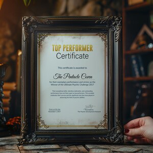 K&ouml;nnte beinhalten: Eine gerahmte Urkunde mit dem Text "TOP PERFORMER Certificate" und dem Namen des Empf&auml;ngers, "The Pentacle Coven". Die Urkunde befindet sich in einem dunklen, verzierten Rahmen, und der Text ist in einer klassischen Serifenschrift. Die Urkunde wird f&uuml;r den Gewinn der "Ultimate Psychic Challenge 2017" verliehen.