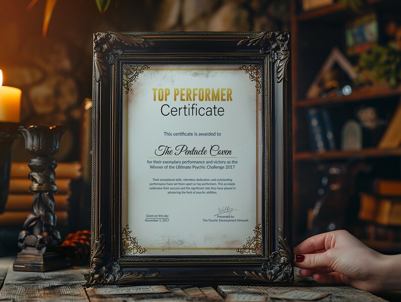 K&ouml;nnte beinhalten: Eine gerahmte Urkunde mit dem Text "TOP PERFORMER Certificate" und dem Namen des Empf&auml;ngers, "The Pentacle Coven". Die Urkunde befindet sich in einem dunklen, verzierten Rahmen, und der Text ist in einer klassischen Serifenschrift. Die Urkunde wird f&uuml;r den Gewinn der "Ultimate Psychic Challenge 2017" verliehen.