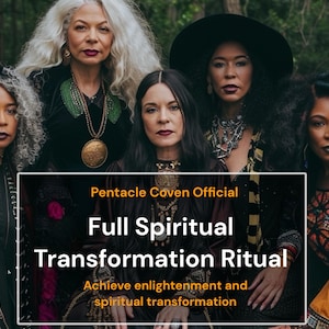 Może przedstawiać: Grupa pięciu kobiet w ciemnych strojach pozuje na tle rozmytego lasu. Obraz zawiera tekst: "Pentacle Coven Official Full Spiritual Transformation Ritual". Kobiety noszą biżuterię i mają różne fryzury.