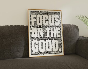 Puede incluir: Una impresión artística enmarcada con un marco dorado, con las palabras "Focus on the Good" en letras blancas grandes. El fondo está lleno de texto negro más pequeño. La obra de arte se muestra en un sofá gris.