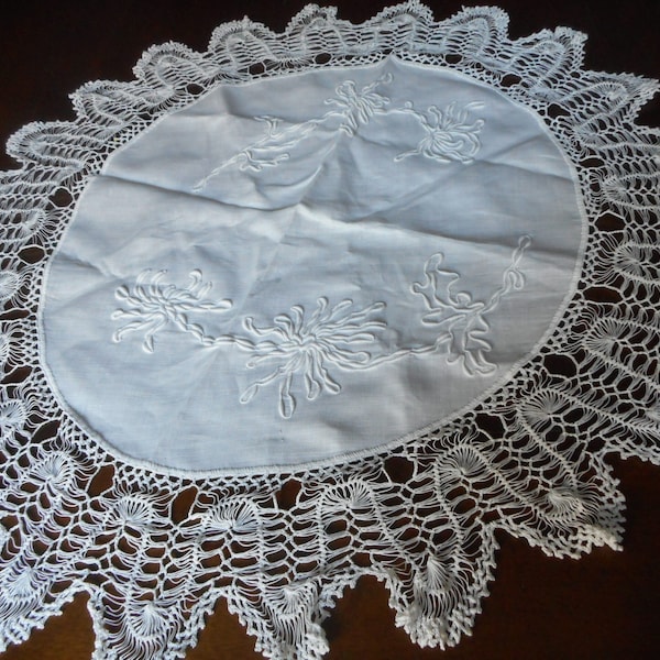 VINTAGE 20" Embroidered Flowers White Fabric Hairpin Lace Edge Oval Round Doily Table Topper Home Living Decor Table Embellishment Accessory