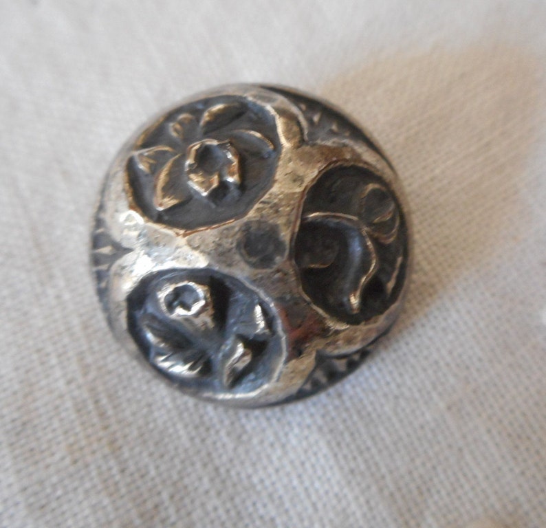 VINTAGE 78\u201d Tri Flower Design Dome Silver Metal Collectible Sewing Supply Craft Finding Closure Fastener BUTTON