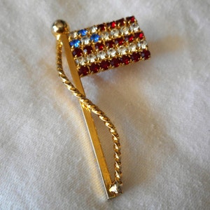 VINTAGE Realistic Red White & Blue Rhinestone Flag in Gold Metal Costume Clothing Adornment Accessory Embellishment Lapel JEWELRY Brooch