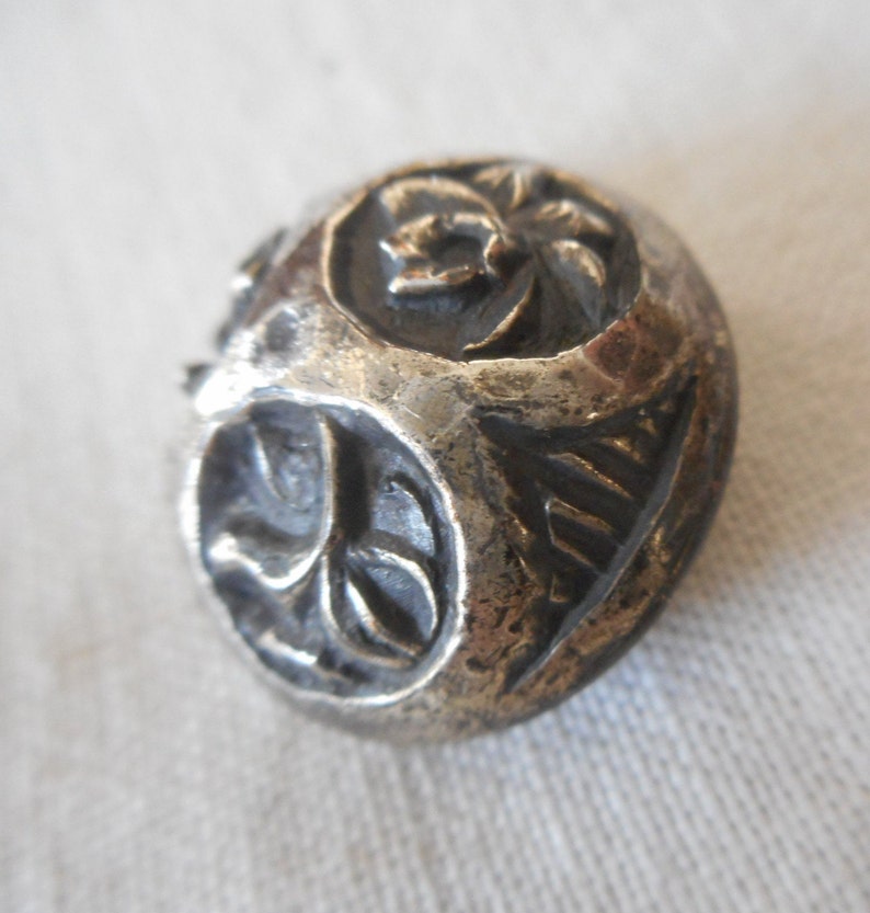 VINTAGE 78\u201d Tri Flower Design Dome Silver Metal Collectible Sewing Supply Craft Finding Closure Fastener BUTTON