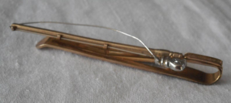 VINTAGE Swank Mens Gold Metal Realistic Fishing Pole Tie Bar Costume Jewelry Craft Upcycle Finding