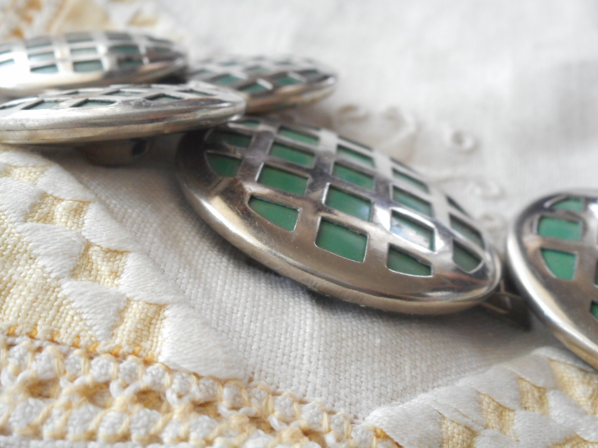 Nice VINTAGE Green in Pierced Silver Metal Art Deco & 1 1/8