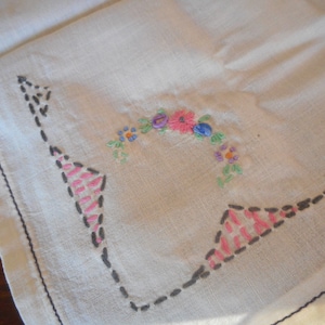 VINTAGE 33x30 Pale Pale Yellow Linen Embroidered Floral Flower Corners Home Decor Tablecloth Table Topper Embellish Adorn  Accessory