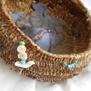 VINTAGE New Zealand Flax Redbud & Paper Fiber Animal Beaded Accent Mary McGregor Woven Art Basket Home Living Decor