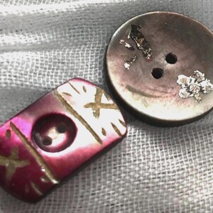 Lot/2 Antique Vintage 5/8”& 3/4” Carved Paint Iridescent Mother of Pearl Shell Sewing BUTTONS