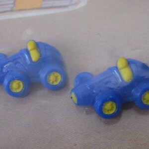 Lot de 6 voitures de course bleues réalistes VINTAGE de 9/16 po. en plastique Avon, fournitures de couture, travaux manuels, recherche de boutons de fixation de fermeture sur une carte de voeux pour enfant