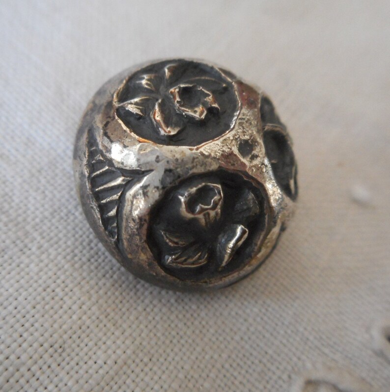 VINTAGE 78\u201d Tri Flower Design Dome Silver Metal Collectible Sewing Supply Craft Finding Closure Fastener BUTTON