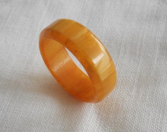 VINTAGE Striated Butterscotch Bakelite Band Costume Clothing Adorn Accessory JEWELRY Ring 5