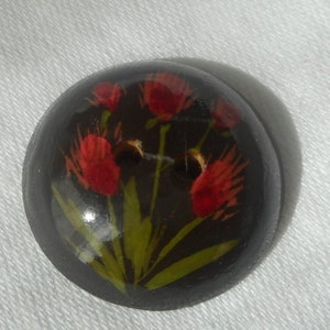 VINTAGE 7/8&quot; Painted Red Tulip Flower Black Wood Dome Clothing Adorn Embellish Sewing Supply Craft Finding Closure Fastener   BUTTON
