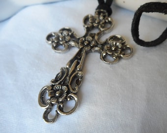 VINTAGE Pierced Silver Metal Floral Cross Costume Clothing Adornment Accessory Embellishment Jewelry Necklace