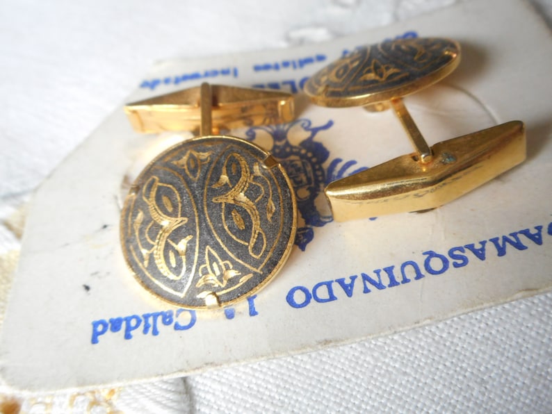 Set VINTAGE Damascene Gold /& Black Metal Cuff Link Costume Clothing Adornment Accessory Embellishment Jewelry