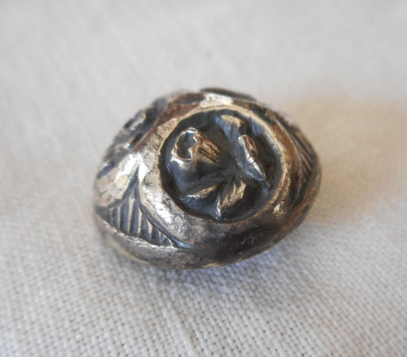 VINTAGE 78\u201d Tri Flower Design Dome Silver Metal Collectible Sewing Supply Craft Finding Closure Fastener BUTTON