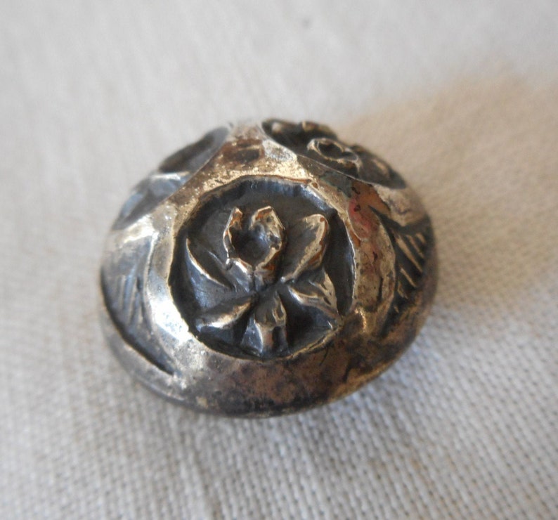VINTAGE 78\u201d Tri Flower Design Dome Silver Metal Collectible Sewing Supply Craft Finding Closure Fastener BUTTON