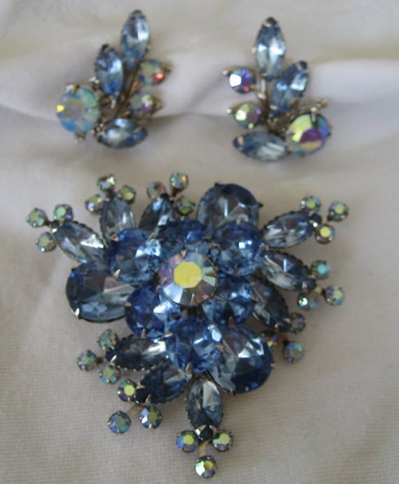 Beautiful Set Large 2  3/4” VINTAGE Blue Rhineston