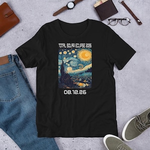 Pode incluir: T-shirt preto com um gráfico colorido de uma noite estrelada, uma lua crescente e o texto "TOTAL SOLAR ECLIPSE 2026" e "08.12.26". O design é inspirado no estilo de Van Gogh.