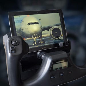 Pode incluir: Um tablet Huawei preto exibindo uma imagem de um avião é montado em um painel de controle preto. O painel de controle possui botões e uma tela. A imagem mostra um avião da Air France.