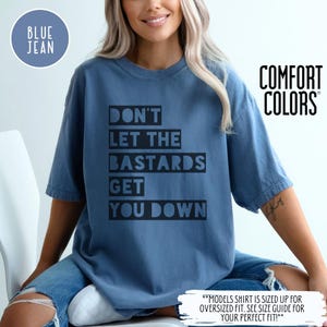 Camiseta unisex "No dejes que los bastardos te depriman", colores cómodos, camiseta con mensaje, regalo de concientización sobre la salud mental, camiseta estilo letter press.