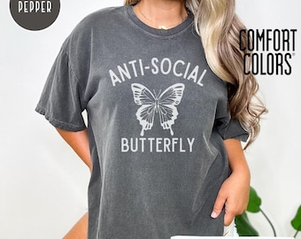 Antisoziales Schmetterlings-T-Shirt: Komfortfarben Lustiges Introvert-T-Shirt