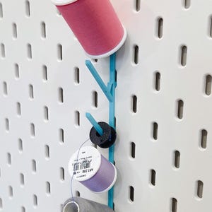 Thread Spool Holder for IKEA Skadis Pegboard, 5 Spool Hooks – Thread Display for Sewing & Embroidery Organizer Craft Room Storage Accessorie