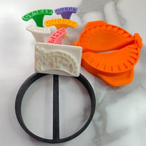 Puede incluir: Un letrero de madera r&uacute;stica con el texto "Welcome to our home" en letras blancas. El letrero presenta un acabado envejecido y un dise&ntilde;o simple y acogedor, ideal para la decoraci&oacute;n de la puerta principal.