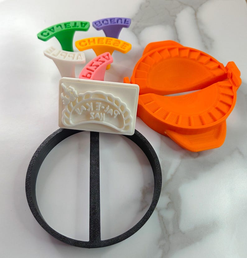 Puede incluir: Un letrero de madera r&uacute;stica con el texto "Welcome to our home" en letras blancas. El letrero presenta un acabado envejecido y un dise&ntilde;o simple y acogedor, ideal para la decoraci&oacute;n de la puerta principal.