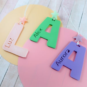 Étiquette personnalisée pour sac à dos avec lettre - initiales du porte-clés - étiquette de nom de sac à langer pour bébé - breloque de sac monogramme de la rentrée - étiquette de cabine imprimée en 3D