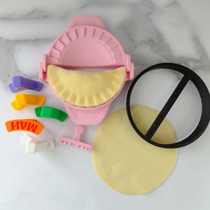 Puede incluir: Taza de cer&aacute;mica blanca con asa negra y el texto "But First, Coffee" en negrita negra. La taza est&aacute; sobre una superficie blanca. Adecuada para bebidas calientes.