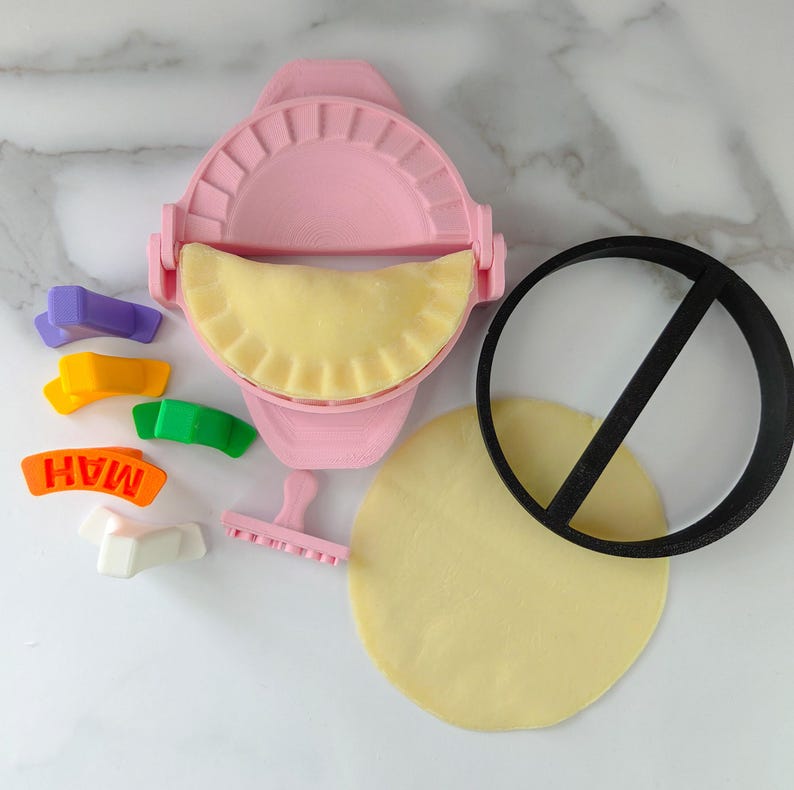 Puede incluir: Taza de cer&aacute;mica blanca con asa negra y el texto "But First, Coffee" en negrita negra. La taza est&aacute; sobre una superficie blanca. Adecuada para bebidas calientes.