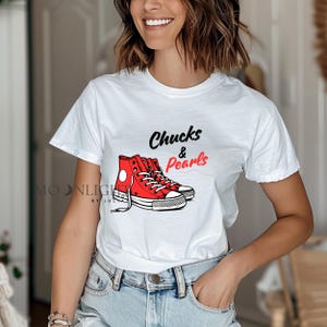 Chucks und Pearls T-Shirt, Frau Präsidentin T-Shirt, Kamala Harris 2024 Shirt, Präsidentschaftswahl 2024, Frau Vizepräsidentin, Kamala Harris 2024 Shirt