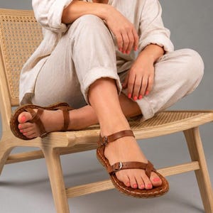 Semelle à rivets en cuivre | Sandales à anneaux d'orteils marron Crazy Grounding pour femmes | Sandales minimalistes à bout large | Sandales pieds nus